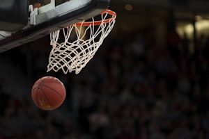 洛杉矶湖人队与丹佛掘金队NBA季后赛激烈对抗